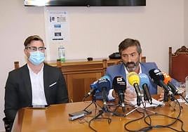 Imagen de archivo de Pedro San Ginés con su abogado, en el Cabildo, en marzo de 2022.