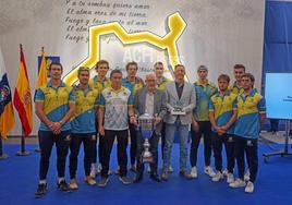 Foto de familia con el trofeo.