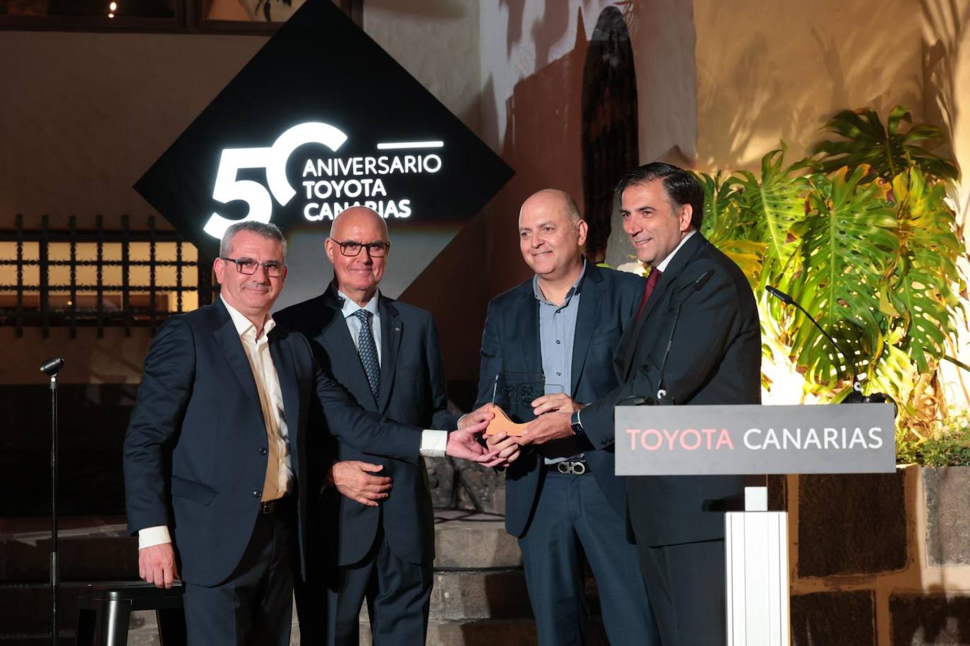 Decenas de invitados celebran el aniversario en el Pueblo Canario