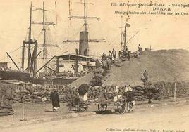 Trasiego de cacahuetes en el puerto de Dakar.