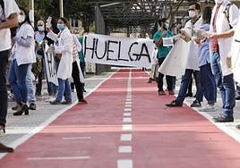 Imagen de archivo de diciembre de 2020 de una protesta de médicos temporales en la sede de Presidencia del Gobierno de la capital grancanaria.