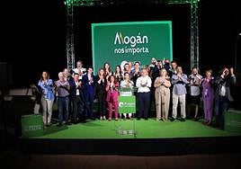 Foto de familia de la candidatura y otros líderes de NC de la isla al acabar el acto.