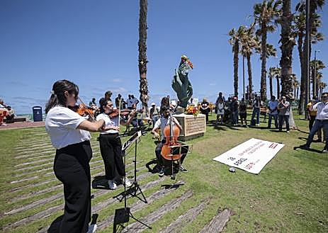 Imagen secundaria 1 - Distintos momento del homenaje en recuerdo a los fallecido en accidente laboral.