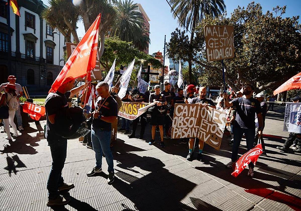 Los bomberos salen un día más a la calle a exigir mejoras laborales