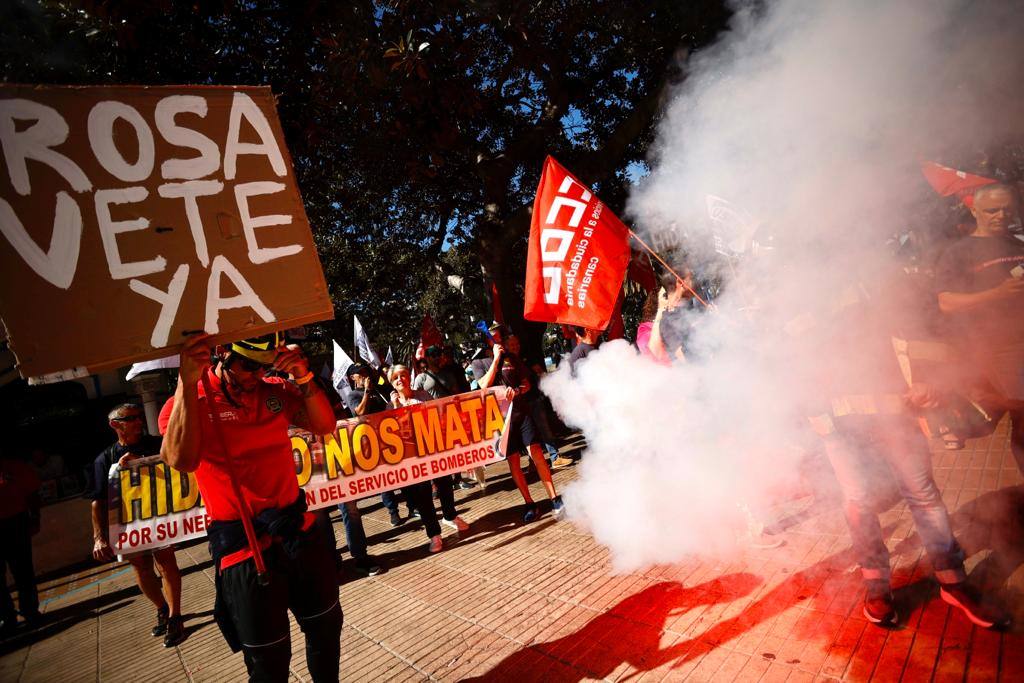 Los bomberos salen un día más a la calle a exigir mejoras laborales