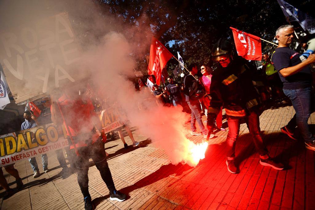 Los bomberos salen un día más a la calle a exigir mejoras laborales