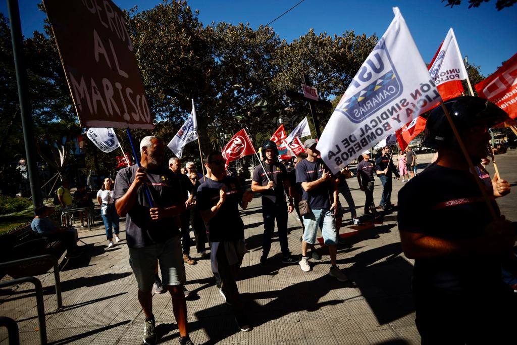 Los bomberos salen un día más a la calle a exigir mejoras laborales