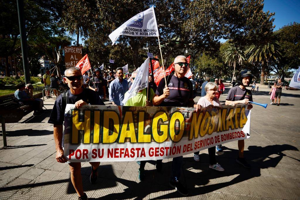 Los bomberos salen un día más a la calle a exigir mejoras laborales