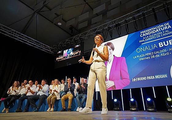 Onalia Bueno presentó en la noche del viernes la candidatura que la acompaña en la lucha por el control del Ayuntamiento.