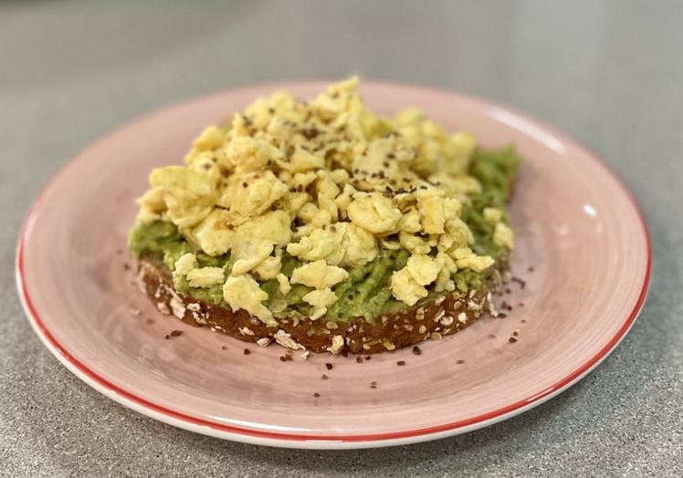 Tosta de aguacate con huevos revueltos