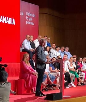 Imagen secundaria 2 - Ángel Víctor Torres, Carolina Darias y Sebastián Franquis en el acto del PSOE. 