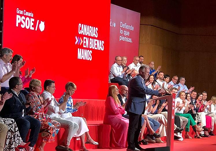 Imagen principal - Ángel Víctor Torres, Carolina Darias y Sebastián Franquis en el acto del PSOE. 