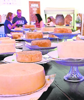 Imagen secundaria 2 - Los visitabtes pudieron disfrutar de la Fiesta del Queso.