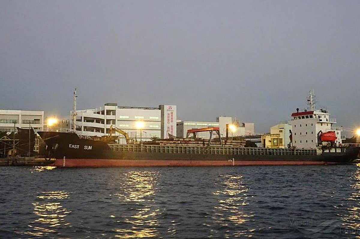 Imágenes del carguero 'Blume'.