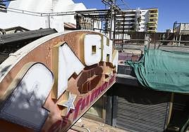 El centro comercial Metro está abandonado y en estado de ruina. Hay un proyecto para su demolición.