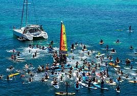 La protesta acabó con un acto en el mar con kayak, embarcaciones y tablas de surf remando, en una suerte de manifestación pública llamada paddle out.