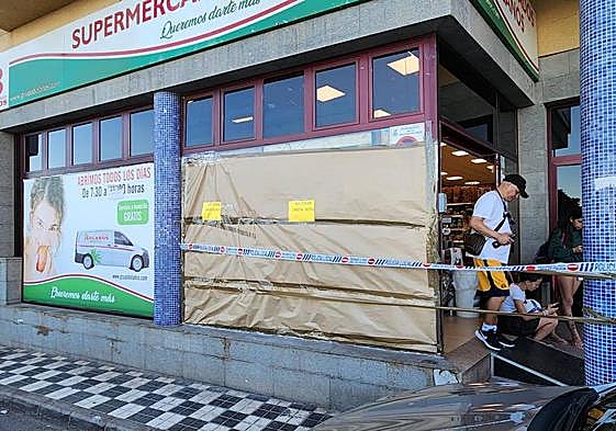 Imagen de la fachada del supermercado que ha sufrido el robo.