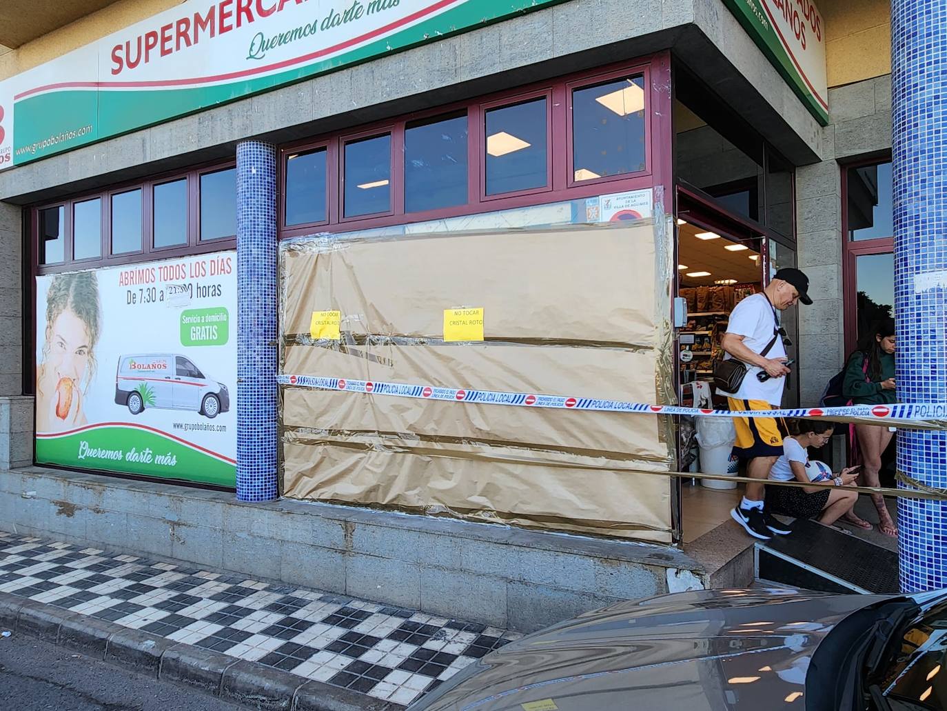 Imagen de la fachada del supermercado que ha sufrido el robo.