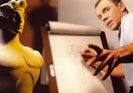 Andreas Deja, junto a Hércules, una de sus creaciones para Disney, estudios de animación en los que ha trabajado más de 30 años.