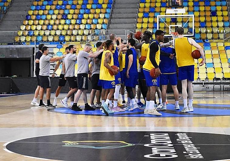 Los jugadores del Granca se conjura tras el entrenamiento de este martes.