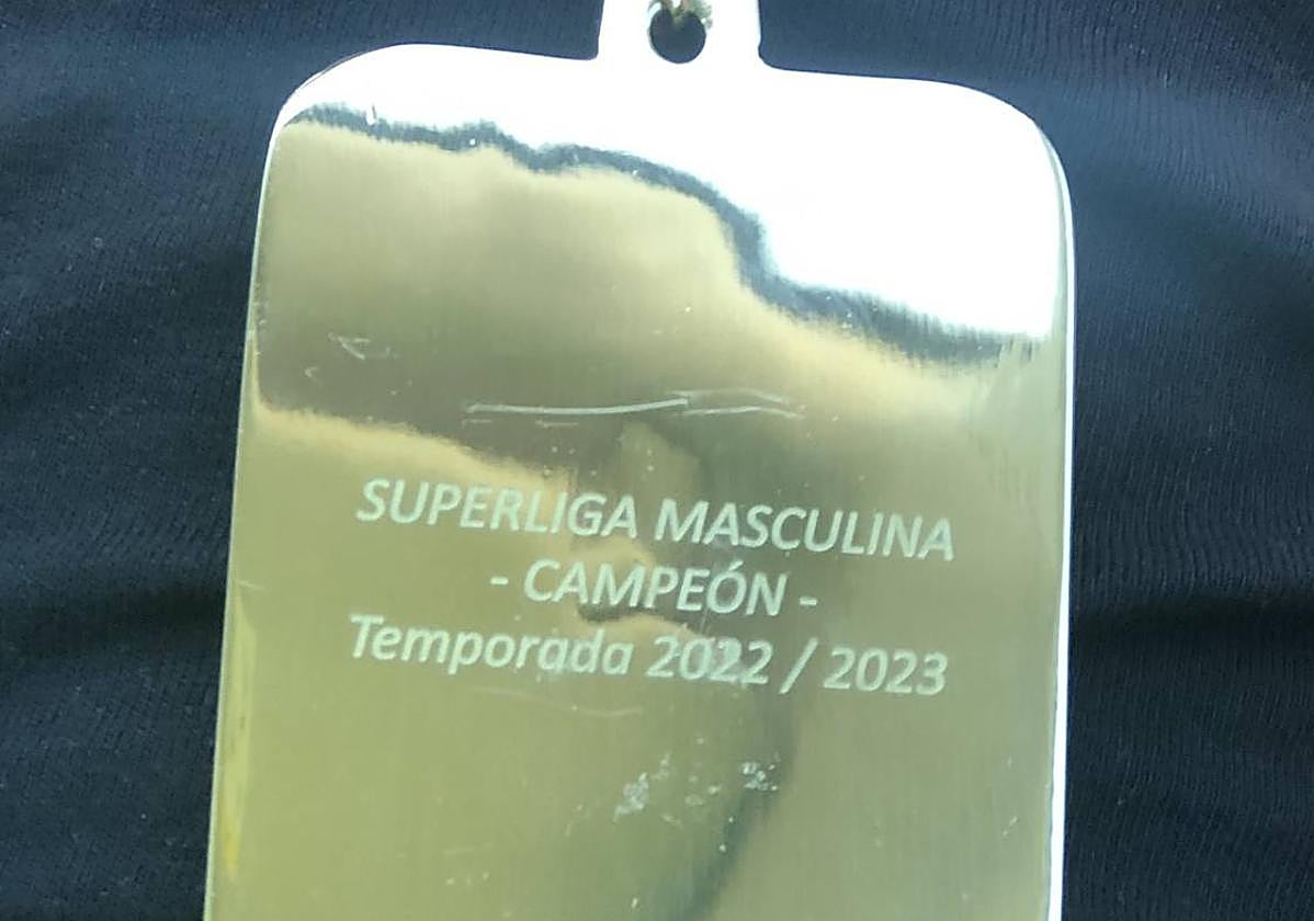 Esta fue la medalla que recibieron, por error, los jugadoras del Olímpico tras ganar la Liga.