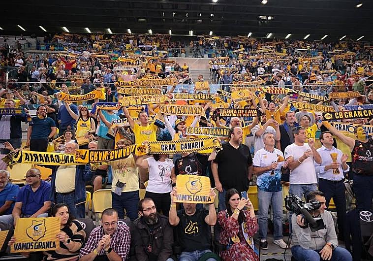 La afición amarilla acudió en masa contra el Joventut.