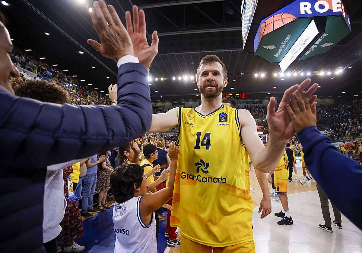 John Shurna saluda a los aficionados tras ganar al Joventut.