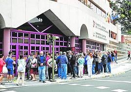 Imagen de las colas de la Seguridad Social en la oficina del INSS de Pérez del Toro.