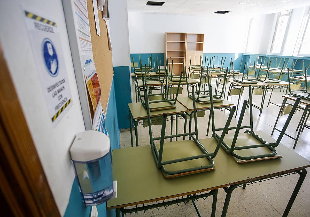 Foto de archivo del aula vacía de un instituto.