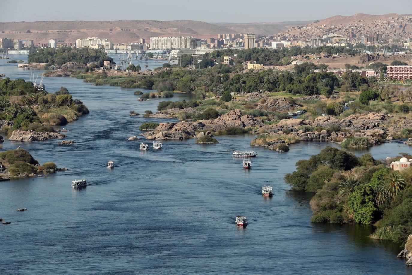 Turistas y lugareños se trasladan por botes por el río Nilo, en la ciudad de Asuán, en el Alto Egipto. Asuán, un destino turístico muy popular en el país de las pirámides, a 400 km de la frontera con Sudán.