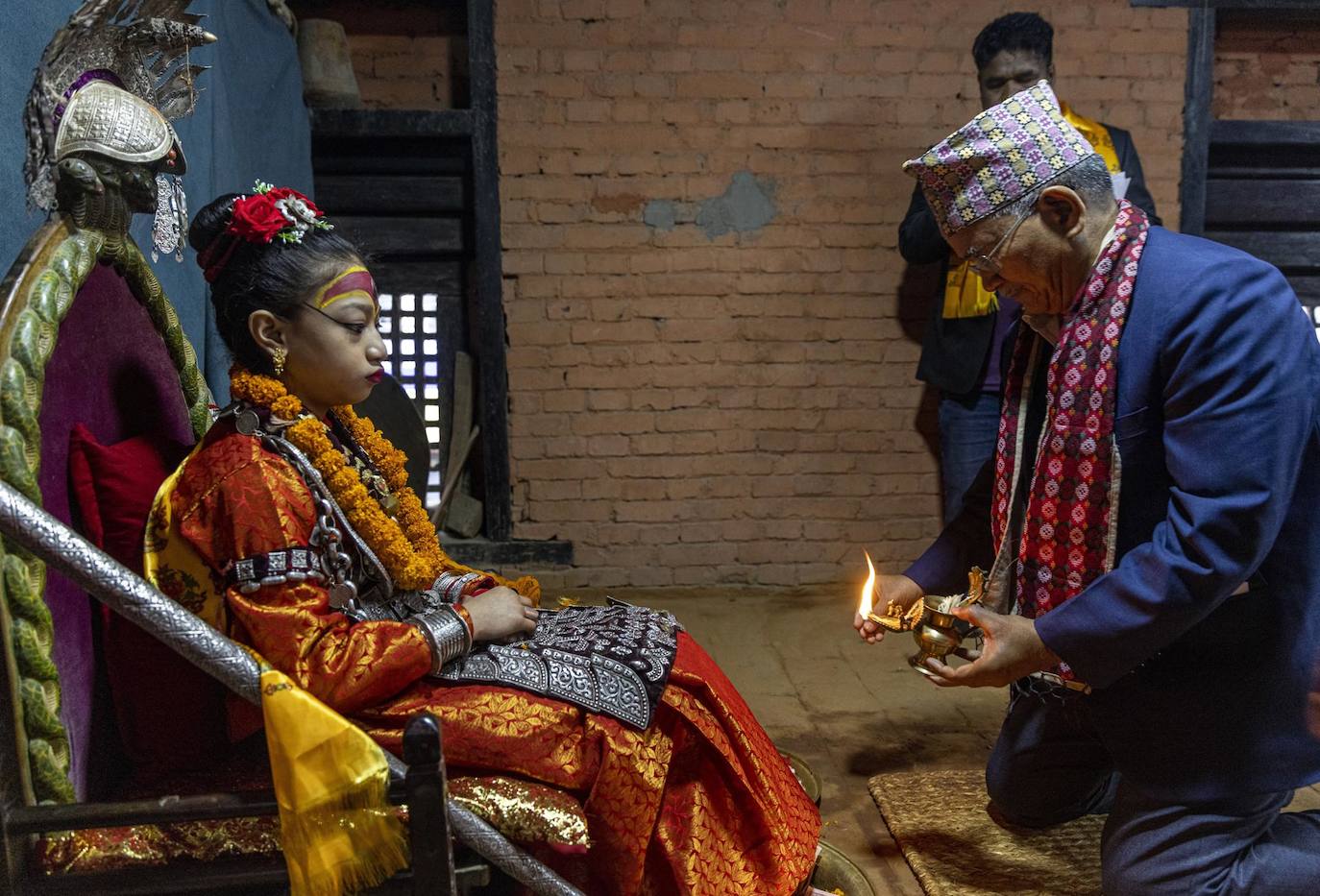 El alcalde de la ciudad de Patan, Chiribabu Maharjan, habla mientras la diosa viviente Kumari Niharika Bajracharya (L) escucha en Ga Bahal en Lalitpur, Nepal. La diosa viviente Nihira, junto con un grupo de antiguas diosas vivientes de la ciudad de Patan, enviaron su carta de solicitud al alcalde Chiribabu Maharjan, indicando sus derechos mensuales de pensión y asignaciones mientras eran Kumari y después de retirarse del puesto de diosa viviente. Las diosas vivientes son niñas jóvenes preadolescentes que se consideran encarnaciones de la diosa hindú del poder, Kali. Son adorados en Nepal tanto por hindúes como por budistas hasta que alcanzan la pubertad.