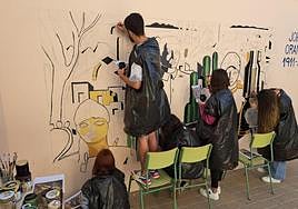 Alumnado de Dibujo Artístico, de 2º de Bachillerato, en faena con el mural de una obra de Felo Monzón.