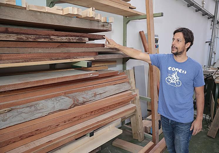 Maderas que se emplearán en la construcción del bote.