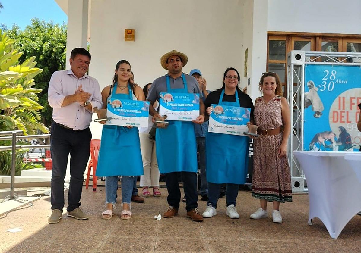 El alcalde Pedro Armas y la concejala Leticia Cabrera, con los ganadores del concurso del mejor queso elaborado con leche cruda: La Pared, Caprarius y El Cantil.