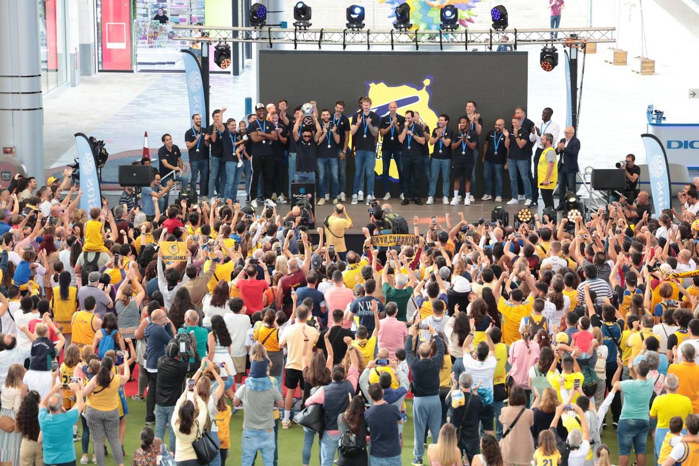 La afición agasaja al Granca