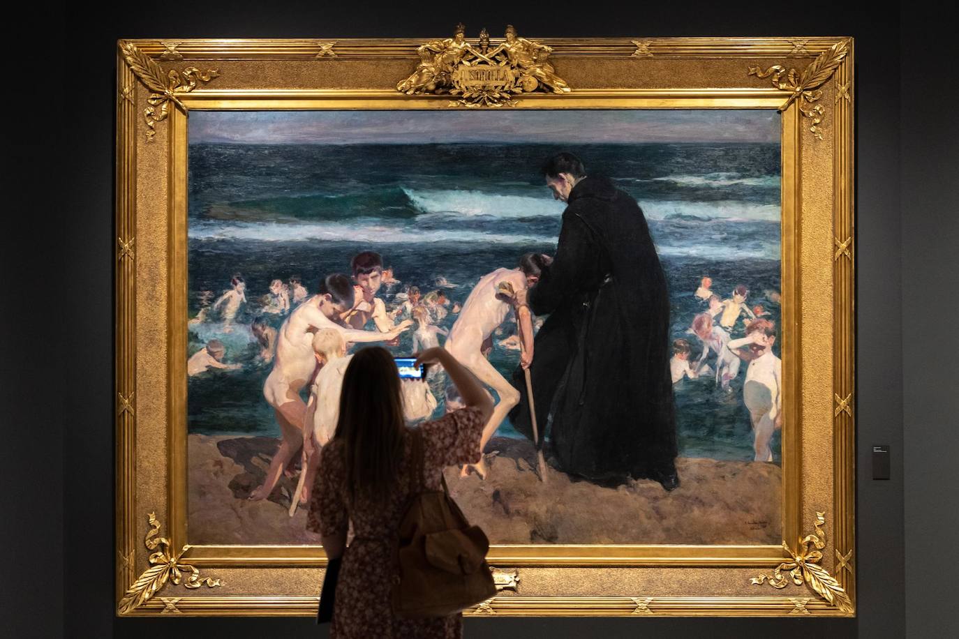 Una persona contempla una obra de la exposición «Sorolla en negro», que la Fundación Bancaja organiza en el marco del Año Sorolla, que conmemora en 2023 el centenario del fallecimiento del pintor, y que realiza a través de un centenar de obras una nueva lectura de la obra de Joaquín Sorolla, centrada en la importancia del negro en la paleta del artista valenciano.