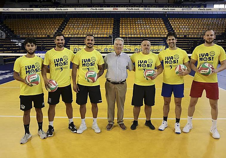 Juan Ruiz, con una representación de la plantilla y antes de un partido para la historia.