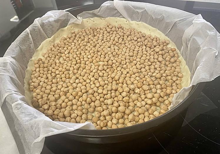 Cubriremos la masa con garbanzos
