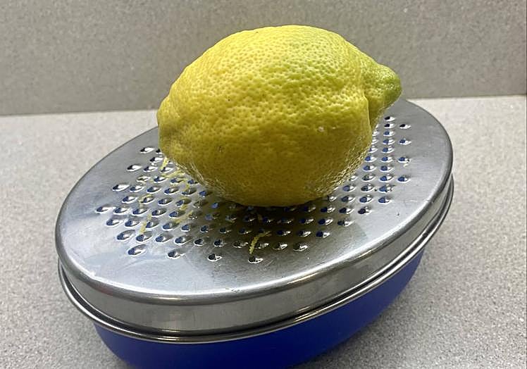 Rallamos y exprimimos los limones