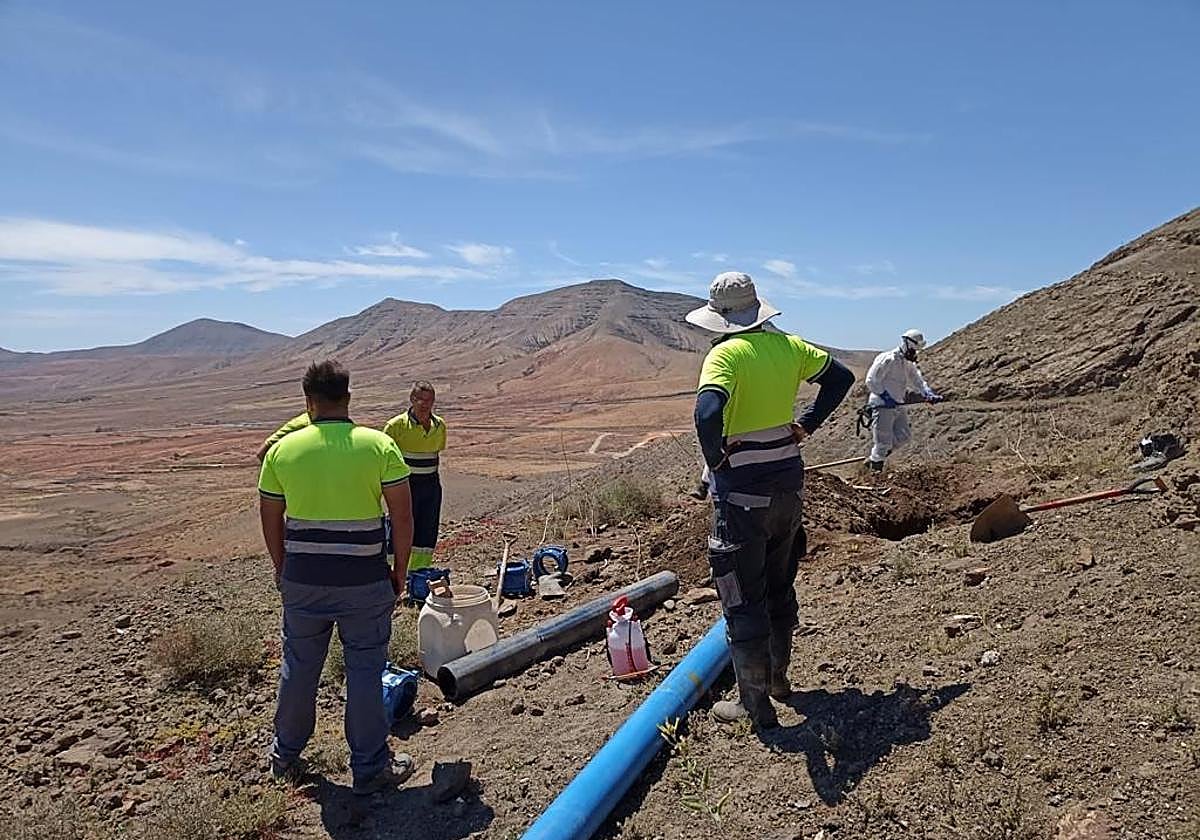 Trabajadores del CAAF arreglan una tubería en el municipio de Puerto del Rosario.