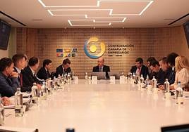 Pedro Ortega, (c) presidió las jornadas de revisión de precios de los contratos del sector público.