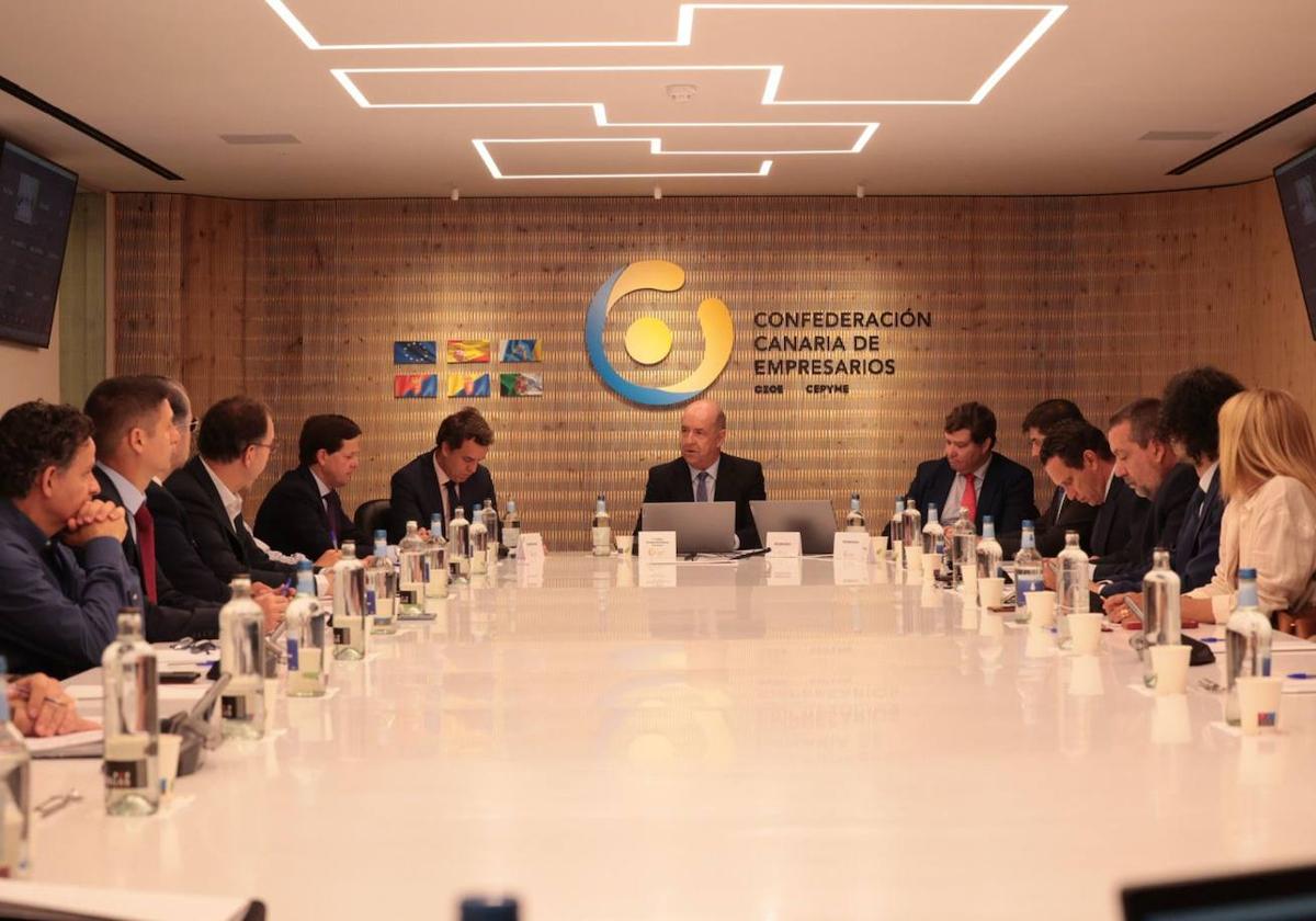 El empresariado exige revisar los precios de los contratos del sector público