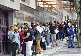 Imagen de archivo de una cola de personas en la Seguridad Social en la capital grancanaria.