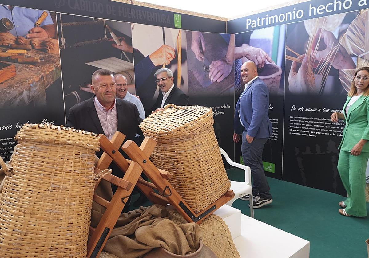 El alcalde Matías Peña, el vicepresidente Román Rodríguez, el presidente Sergio Lloret y la responsable de la Fundación Colectivo Mafasca, Nereida Brito, en el expositor del Cabildo de Fuerteventura.