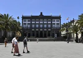 Fachada de las Casas Consistoriales, en la plaza de Santa Ana.