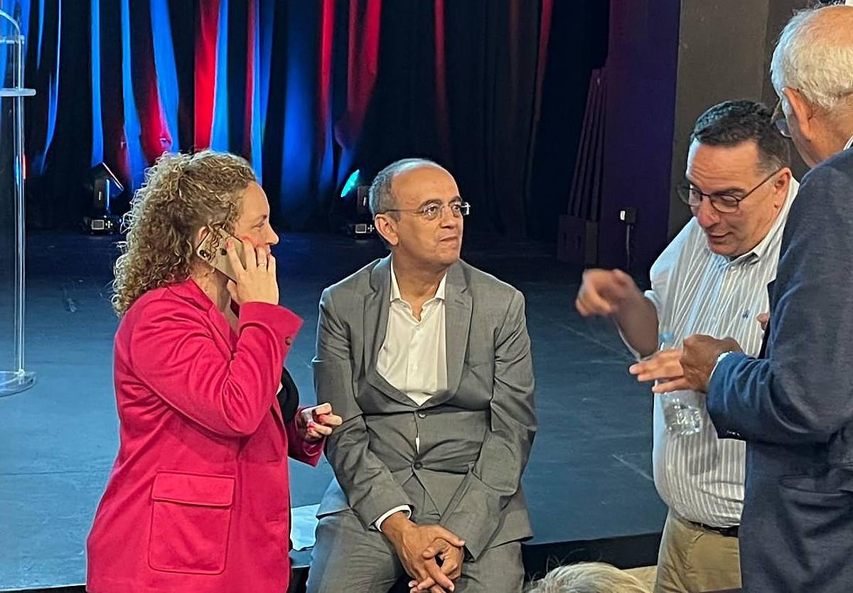 Manuel Hernández, en el centro, el día que presentó a la ciudadanía la lista que luego le cambiaron a sus espaldas. A su lado, la que era número dos y colaboradora suya, Lucía Rodríguez, expulsada de la candidatura sin saberlo el cabeza de lista.