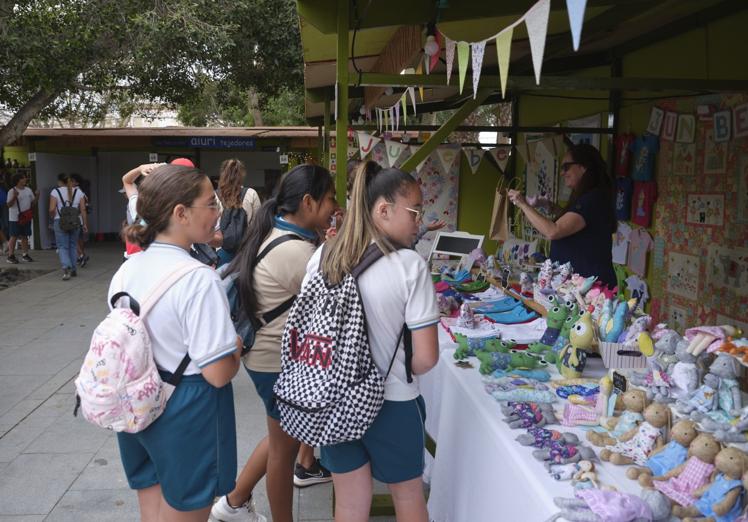 Imagen principal - Los visitantes más menudos de la Feria de Artesanía de Antigua