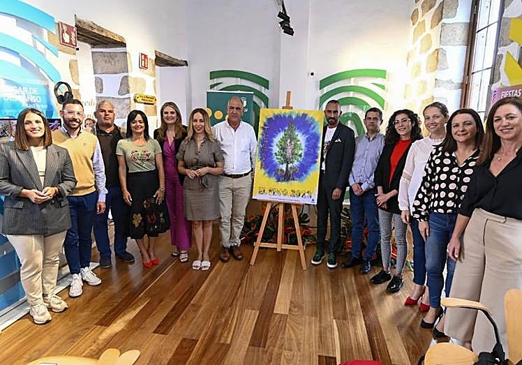 Participantes en la presentación del cartel y la pregonera de las fiestas del Pino de 2023.