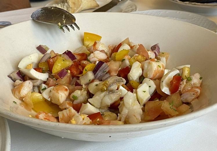 Imagen principal - Salpicón, empanada gallega y txangurro del Restaurante Rías Bajas