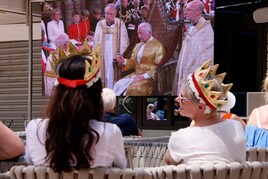 Siguiendo la retransmisión de la coronación de Carlos III.